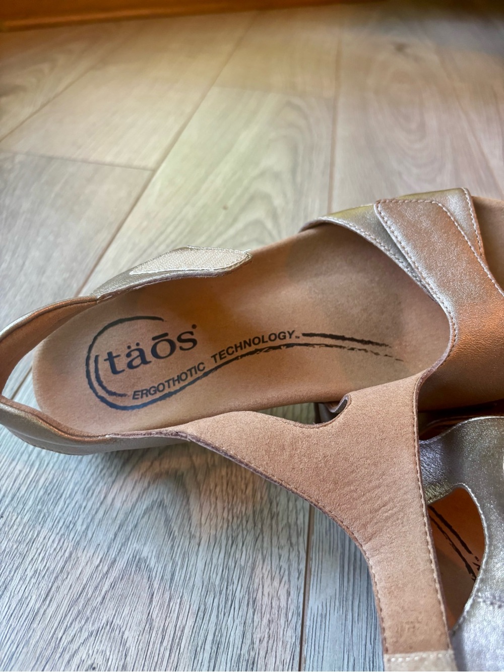Taos Serene Champagne Metallic Ergonomic Comfort Sandals, 8, Leather + Velcro - Picture 5 of 11